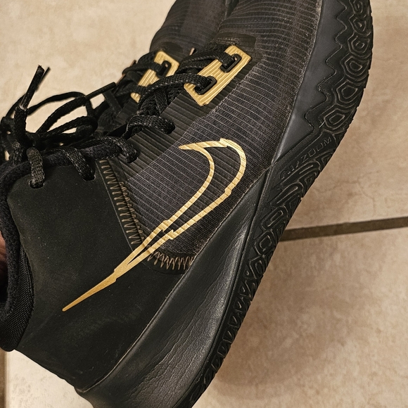 Nike Kyrie Flytrap 4 Black and Gold Basketball tennis size 8 - Picture 3 of 6